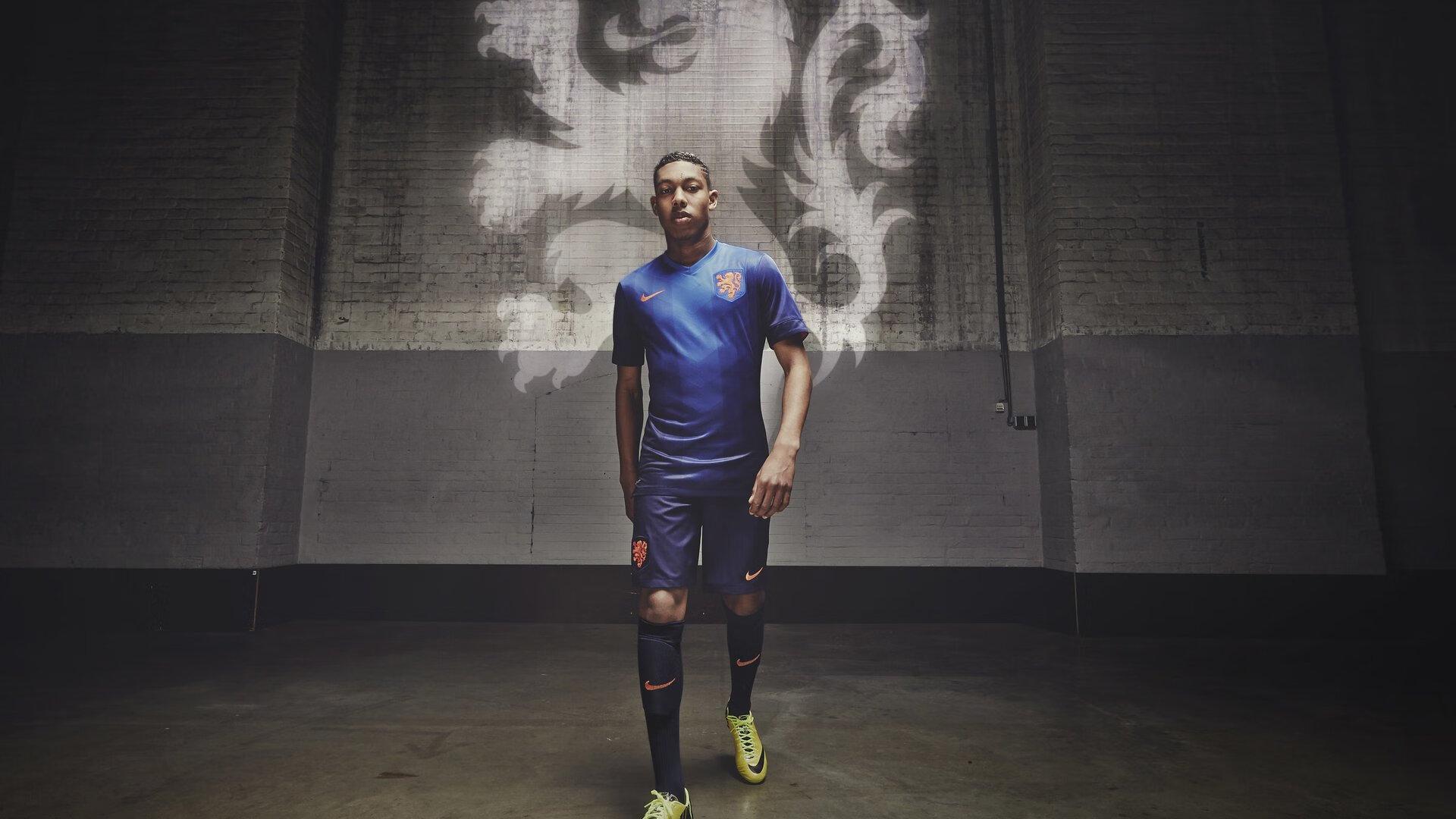 先进足球引争议，主帅赛后怒斥质疑者，球迷热议战术革新与赛场表现